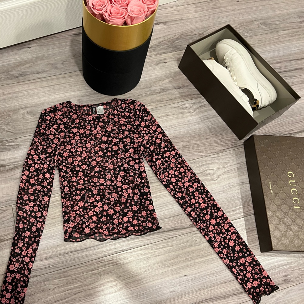 mesh long-sleeve floral print looks very 😊